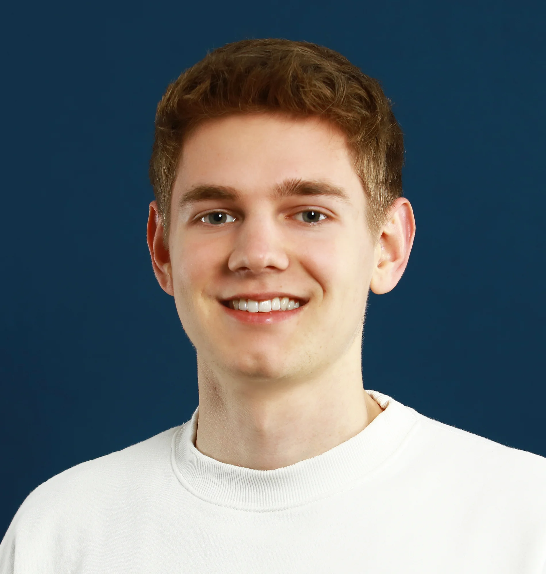 Jonas Keil vor blauem Hintergrund